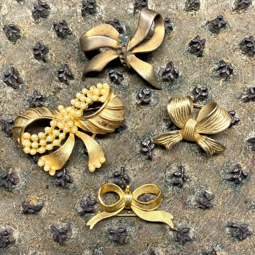 Vintage Bowtie Brooch Lot of 4 - Gold Toned - 1 marked Giovanni